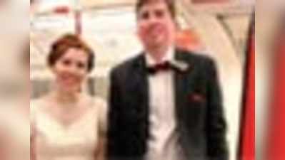 शादी का रिसेप्शन, मेट्रो में गए दूल्हा-दुल्हन