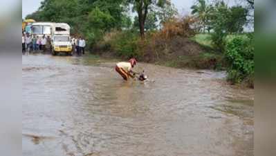 ಭಾರಿ ಮಳೆ : ಪ್ರವಾಹದಲ್ಲಿ ತೇಲಿ ಹೋದ ವಾಹನ