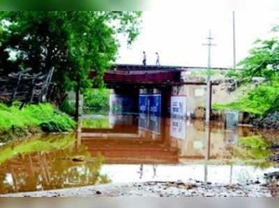 ಗದಗ-ಬೆಟಗೇರಿ ಸಂಪರ್ಕ ಕಟ್ಬಳ್ಳಾರಿ ರೈಲ್ವೆ ಗೇಟ್ ರಸ್ತೆಯಲ್ಲಿ ಮಳೆ ನೀರು ಸಂಗ್ರಹ(ಕಿಕ್ಕರ್)