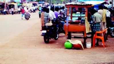 ಫುಟ್‌ಪಾತ್ ನುಂಗಿದ ಡಬ್ಬಾ ಅಂಗಡಿಕಾರರು