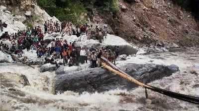 বৃষ্টি ও ধসের কারণে স্থগিত উদ্ধারকাজ