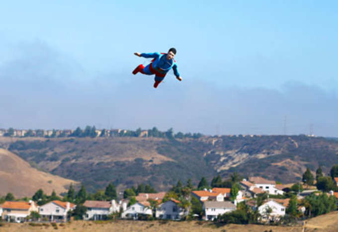 हवा में उड़ता सुपरमैन
