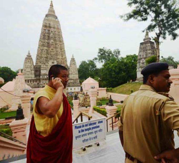 दहल उठा महाबोधि मंदिर
