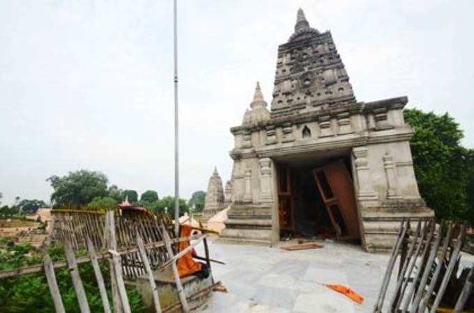 दहल उठा महाबोधि मंदिर
