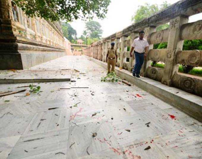 दहल उठा महाबोधि मंदिर
