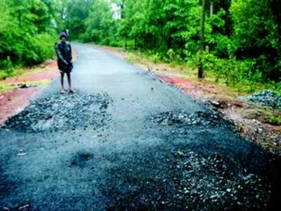 ಬೇಸಿಗೆಯಲ್ಲಿ ಮಾಡಿದ ರಸ್ತೆ ಒಂದೇ ತಿಂಗಳಲ್ಲಿ ಚಿಂದಿ