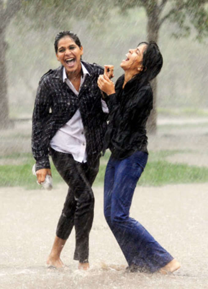 4 घंटे की बारिश से डूबी दिल्ली