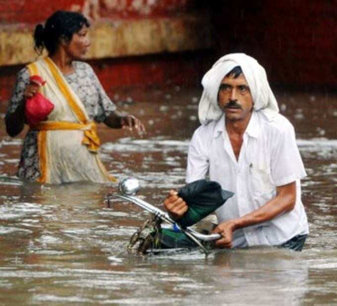 4 घंटे की बारिश से डूबी दिल्ली