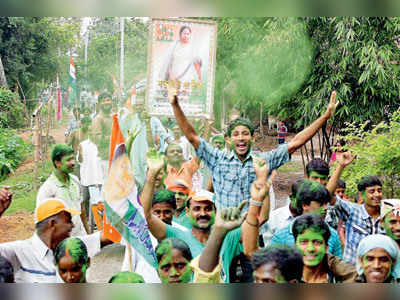 জেলা সভাধিপতিদের লাগাম পরাতে কমিটি গড়ছেন মমতা