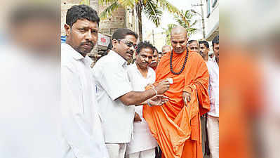 ಸ್ವಾಮೀಜಿ ಜೋಳಿಗೆಗೆ ಗುಟ್ಕಾ, ಸಾರಾಯಿ ಬಾಟಲು