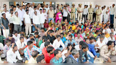 ಹಕ್ಕಿಗಾಗಿ ರಸ್ತೆಗಿಳಿದ ಆದಿವಾಸಿಗಳು