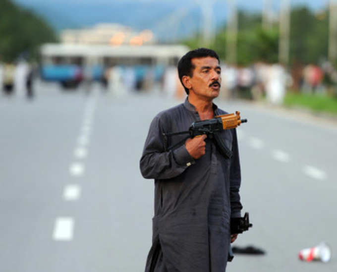 पाकिस्तान में सिरफिरे का ड्रामा