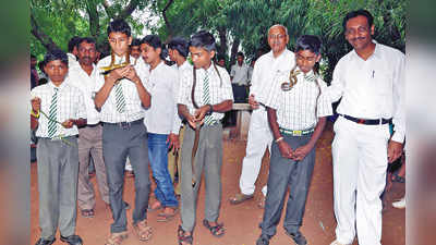 ಕೊರಳಲ್ಲಿ ಹೂವಿನ ಮಾಲೆಯಂತೆ ಹಾವು ಧರಿಸಿದರು !