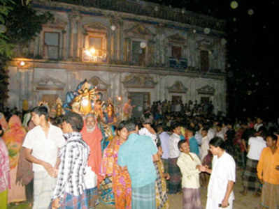 খুলে মিলে যাওয়াই বাংলাদেশের ‘থিমপুজো’