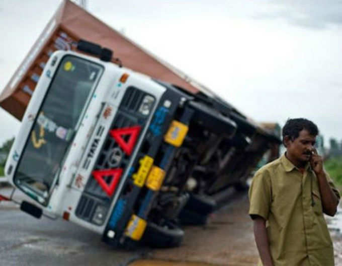 पलट गया ट्रक