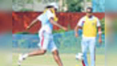 वेस्ट इंडीज के खिलाड़ियों ने बहाया पसीना