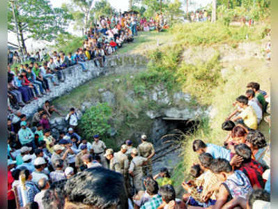 কয়লা খনির ছাদ ভেঙে ৪ জনের মৃত্যু