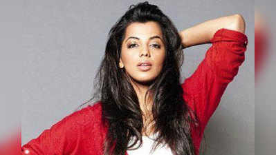 I love colours and love to paint: Mugdha Godse