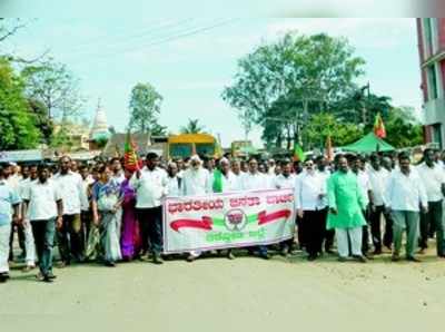 ರೈತ ಆತ್ಮಹತ್ಯೆ : ರಸ್ತೆ ತಡೆದು ಪ್ರತಿಭಟನೆ