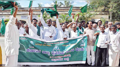 ರೈತನ ಕುಟುಂಬಕ್ಕೆ ಪರಿಹಾರ ಕೋಡಿ