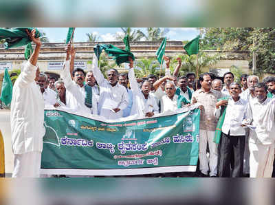 ರೈತನ ಕುಟುಂಬಕ್ಕೆ ಪರಿಹಾರ ಕೋಡಿ