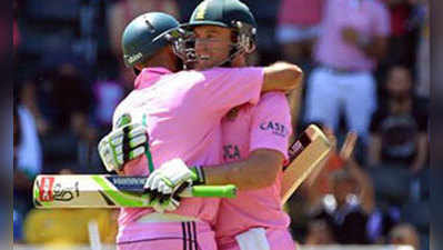 पहले वनडे में गुलाबी हुआ वांडरर्स