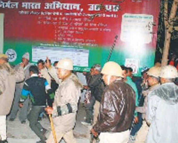 पुलिस ने चटकाईं लाठियां