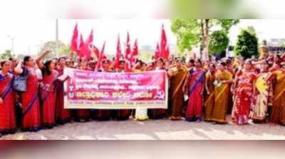 ಉಡುಪಿ ಡಿಸಿ ಕಚೇರಿ ಎದುರು ಅಂಗನವಾಡಿ ನೌಕರರ ಪ್ರತಿಭಟನೆ