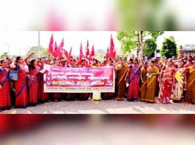 ಉಡುಪಿ ಡಿಸಿ ಕಚೇರಿ ಎದುರು ಅಂಗನವಾಡಿ ನೌಕರರ ಪ್ರತಿಭಟನೆ