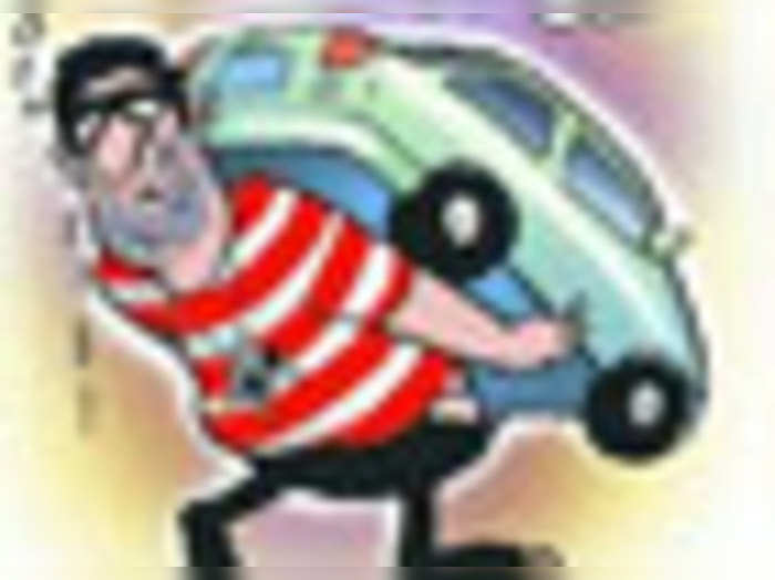 कार का शीशा तोड़कर रुपये से भरा बैग चोरी