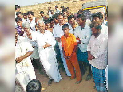 ರಸ್ತೆ ನಾಶ ಖಂಡಿಸಿ ಗ್ರಾಮಸ್ಥರ  ಪ್ರತಿಭಟನೆ