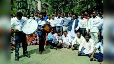 ತಮಟೆ ಬಾರಿಸಿ ಪ್ರತಿಭಟಿಸಿದ ಉಪನ್ಯಾಸಕರು