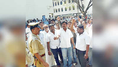 ಹಿಂದೂ ಪರ ಸಂಘಟನೆಗಳ ಪ್ರತಿಭಟನೆ