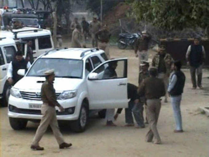 UP पुलिस में मची रामगोपाल यादव के पैर छूने की होड़