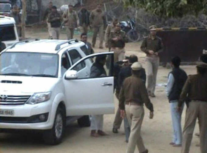 UP पुलिस में मची रामगोपाल यादव के पैर छूने की होड़