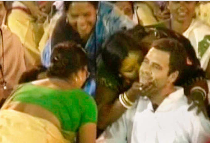 महिलाओं ने राहुल को किया किस
