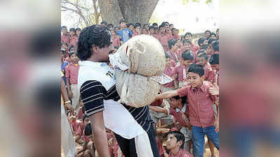 ಹಲ್ಲಿನಿಂದ ಐವತ್ತು ಕೆಜಿ ಚೀಲ ಎತ್ತಿದ ಗೌತಮ್