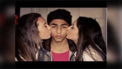 शाहरुख के बेटे को किया लड़कियों ने किस!