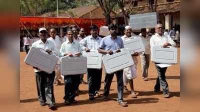 ಸಹಾಯಕ ಚುನಾವಣಾಧಿಕಾರಿಗಳಿಗೆ ಇವಿಎಂ ಹಸ್ತಾಂತರ