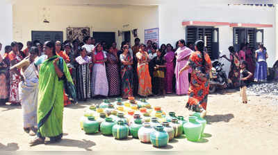 ಖಾಲಿ ಕೊಡ  ಹಿಡಿದು ಗ್ರಾಪಂಗೆ ಮುತ್ತಿಗೆ