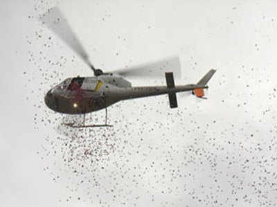 वोटर अवेयरनेस के लिए हेलीकॉप्टर से हुई पर्चों की बारिश