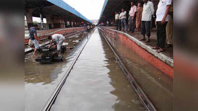 रेलवे की धीमी नाला सफाई से जल-जमाव का खतरा