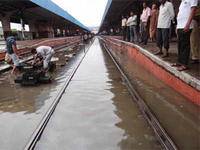 रेलवे की धीमी नाला सफाई से जल-जमाव का खतरा