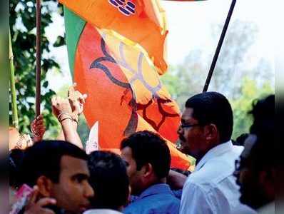 পদ্মপাতায় ভাসল মহারাষ্ট্র, মোদীর রাজ্য বিরোধীশূন্য