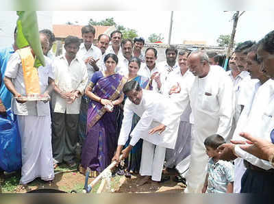 ಕಾಂಕ್ರಿಟ್ ರಸ್ತೆಗಳಿಗೆ ಗುದ್ದಲಿ ಪೂಜೆ