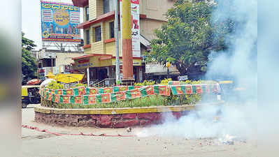 ಕಾರ್ಯಕರ್ತರಿಂದ ಲಾಡು ಹಂಚಿ ಪಟಾಕಿ ಸಂಭ್ರಮ