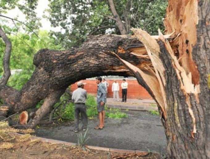 दिल्ली में तबाही का तूफान