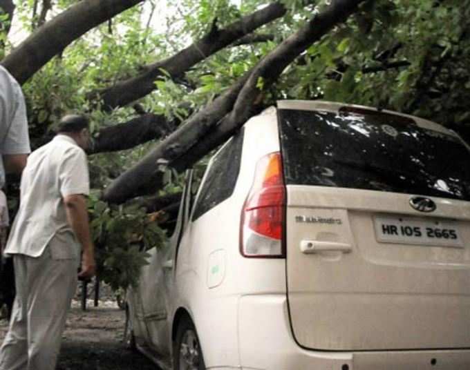 दिल्ली में तबाही का तूफान