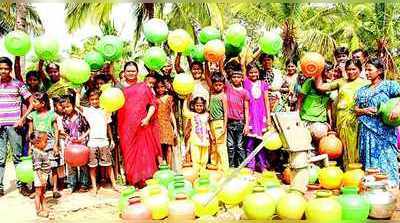 ನೀರಿಗೆ ಖಾಲಿ ಹಿಡಿದು ಪ್ರತಿಭಟನೆ