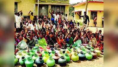 ನೀರಿಗೆ ಒತ್ತಾಯಿಸಿ ಗ್ರಾಪಂ ಅಧ್ಯಕ್ಷಗೆ ದಿಗ್ಬಂಧನ